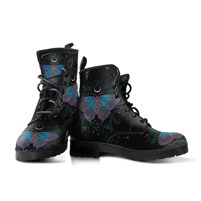 Pode incluir: Botas pretas com atacadores com um design de borboleta. As botas t&ecirc;m uma base preta com uma ilustra&ccedil;&atilde;o detalhada de uma borboleta em tons de azul e roxo. A borboleta &eacute; rodeada por folhagens verdes e pequenos detalhes florais.