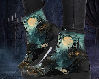 Op de afbeelding: Zwarte combat boots met een griezelige kasteelscène onder een volle maan. De laarzen hebben een vetersluiting en een donkere esthetiek. Het kunstwerk bevat een kasteel, bomen en een rivier, wat een Halloween- of fantasiethema creëert.