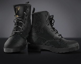Botas de combate de cuero vegano con hojas doradas: diseño artístico abstracto