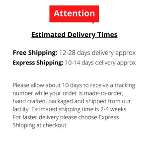 Pode incluir: Texto em fundo branco com um ret&acirc;ngulo vermelho com a palavra "Attention". O texto abaixo indica "Tempos de Entrega Estimados" e fornece informa&ccedil;&otilde;es sobre os prazos de envio para as op&ccedil;&otilde;es gratuitas e expressas.