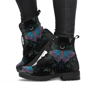 Pode incluir: Botas de combate pretas com um design de borboleta vibrante em tons de azul, roxo e vermelho. As botas t&ecirc;m fecho de atacadores e um pequeno salto. A borboleta &eacute; rodeada por folhagem verde e pequenos detalhes florais.