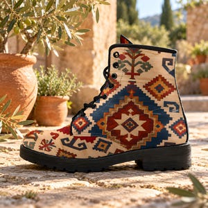 Botas de combate persas Kilim, botas de plataforma con estampado geométrico de alfombra, botas bohemias de cuero vegano, botas con cordones con estampado Kilim vintage, regalo único para ella.