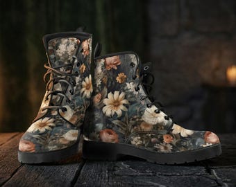 Botas de combate de piel vegana con estampado botánico Midnight Vintage: un regalo ideal para amantes del estilo cottagecore.