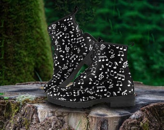 Botas de combate de cuero vegano con diseño de notas musicales: calzado pintado a mano.