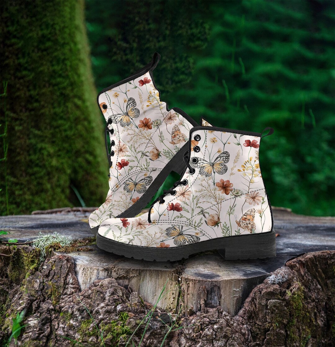 Botas de combate de cuero vegano con estampado de mariposas y