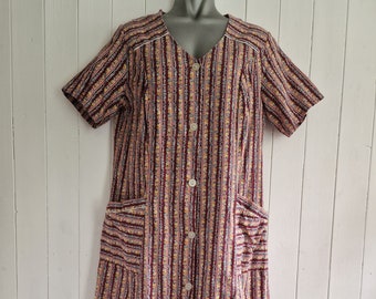Verspieltes Vintage Schürzen-Hemdkleid mit Blumenmuster, 80er Jahre Kleid in weinrot, pfirsich, gelbem Streifen-Design