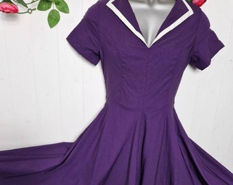 Robe rockabilly ajustée et évasée rétro des années 50 de style Hepburn par Gown Town en tissu extensible violet et blanc, robe magnifique, stock d'invendus