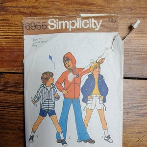 Puede incluir: Patrón de costura Simplicity número 6955 para ropa de niño. El patrón incluye tres diseños diferentes: una camisa a rayas azul y blanca con pantalones cortos, una sudadera con capucha roja con jeans azules y una chaqueta azul con pantalones cortos blancos. El patrón es para la talla 12, pecho 76 cm.