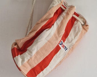 Sportliche gestreifte Vintage Reisetasche, italienische Designerkollektionen, Liegestuhl gestreift, mit Kordelgriff gefütterte Sport-Strandtasche