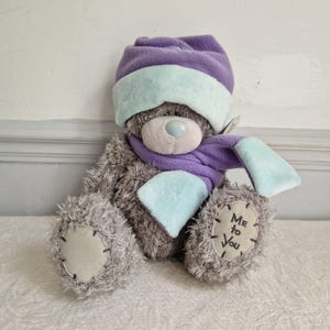 Me to You Tatty Teddybär, großer niedlicher sammelbarer Bär, blauer Nasenbär, Mütze und Schal Schneebär mit Tags