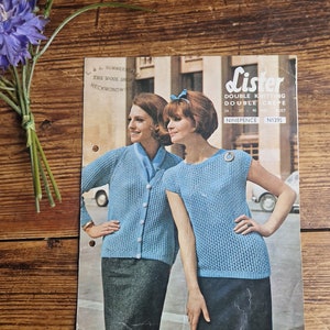 Könnte beinhalten: Ein Vintage-Strickmusterheft von Lister mit zwei Frauen, die blaue Strickpullover tragen. Das Cover zeigt den Text "Lister Double Knitting Double Crepe 34 - 37 - 40 - 41 Ninepence N1395".