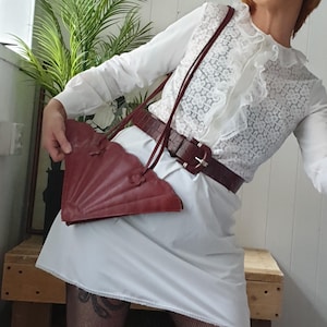 Kitsch rot Leder muschelförmige dreieckige Umhängetasche, Boho adrette einzigartige Tasche 70er 80er Jahre mit langen Trägern, Blumendetail