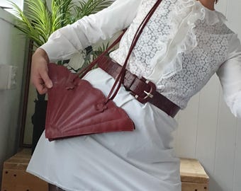 Kitsch rot Leder muschelförmige dreieckige Umhängetasche, Boho adrette einzigartige Tasche 70er 80er Jahre mit langen Trägern, Blumendetail