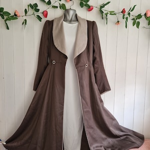 Cappotto midi vintage marrone e panna con polsini a punta e gonna ampia con vita aderente