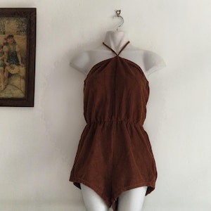 Jaren 70 badstof badstof playsuit met halternek in bruine stof, strandkleding, retro pin-up playsuit short