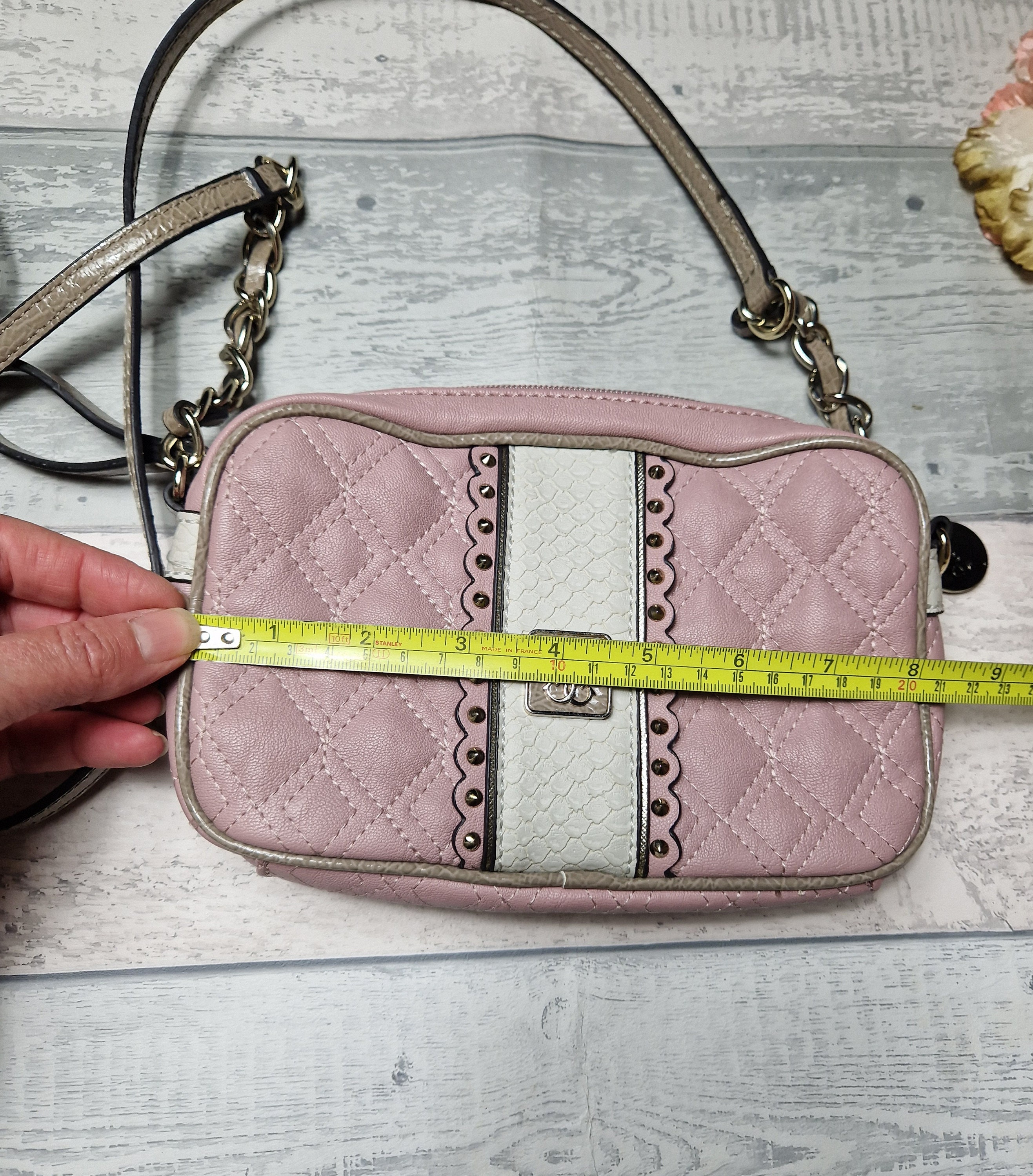 GUESS ボディバッグ ピンク