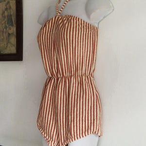 Jaren 70 badstof badstof playsuit met halternek in gestreepte stof, strandkleding, retro pin-up playsuit in oranje en crème strepen
