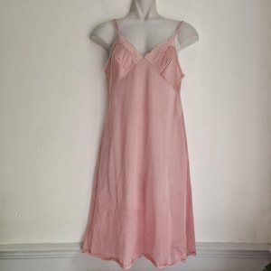 Vestido lencero vintage de nailon en color rosa con ribete de encaje de Debenhams, busto moldeado y espalda escotada, originalmente un disfraz de Dress Circle York.
