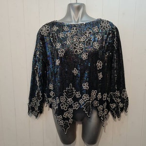 Blusa de noite vintage com lantejoulas de seda e miçangas, estilo deco incomum com bainha e mangas moldadas, por Vijay, lantejoulas iridescentes, preto e branco