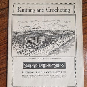 Może przedstawiać: Czarno-biała ilustracja dużego budynku fabrycznego z kominem. Tekst "Scotch Wool & Hosiery Stores" jest wydrukowany pod obrazem. Tekst "Fleming, Reid & Company, Ltd" jest wydrukowany pod nazwą sklepu. Tekst "The Worsted Mills, Greenock (Renfrewshire)" jest wydrukowany pod nazwą firmy. Tekst "Bridgend Mills... Dalry (Ayrshire)" jest wydrukowany pod lokalizacją. Tekst "300 Branches" jest wydrukowany w lewym dolnym rogu. Tekst "Addresses on pages 2, 3 & 4 of Cover" jest wydrukowany w dolnym środku. Tekst "[Price 2d." jest wydrukowany w prawym dolnym rogu.