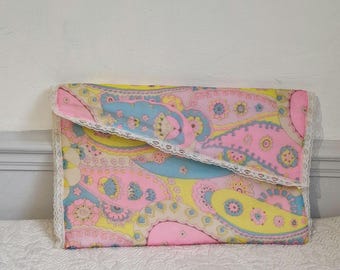 Vintage make-up- en toilettas met iconische print uit de jaren 60 en envelopsluiting.