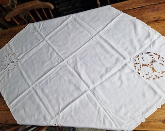 Tovaglia vintage, tovaglia quadrata bianca in cotone con motivo traforato e ricamo, metà secolo, 39 pollici quadrati
