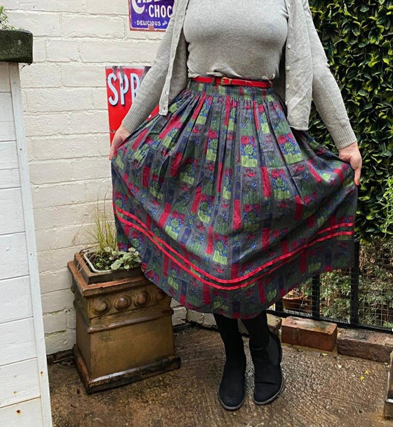 hippie purple boho classic 1980s DESIGNER VINTAGE Skirt with Pockets...size small...retro mod valentine striped skirt pleated skirt