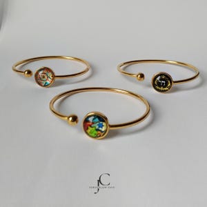 金メッキのバングルブレスレット – アーティスティックなカボションとユダヤ教関連品