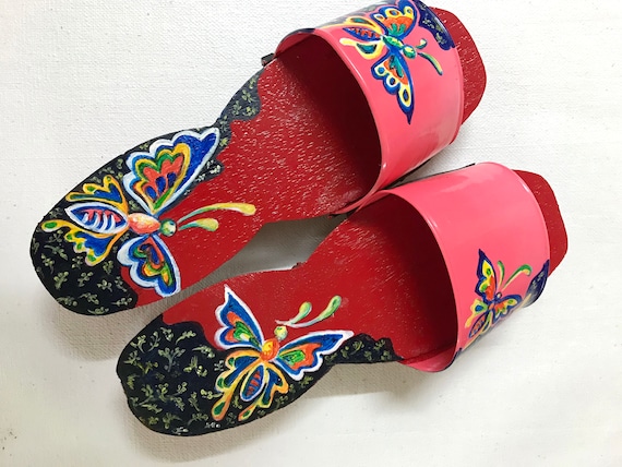 Chinese Slippers: Over 285 Royalty-Free Licensable Stock Vectors & Vector  Art | Shutterstock