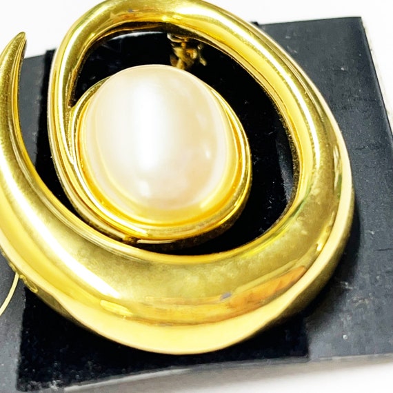 Vintage Monet Gold & Faux Pearl Swirl Brooch / Pin - image 4