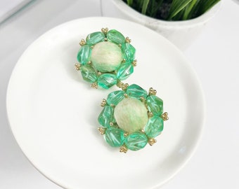 Boucles d'oreilles clip vintage des années 1950 en perles vert menthe