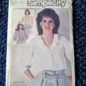 Puede incluir: Un patrón de costura Simplicity vintage con una mujer con blusa blanca y falda azul claro. El patrón incluye ilustraciones de diferentes estilos de blusas. El texto incluye "Simplicity", "personal fit" e información de tallas.