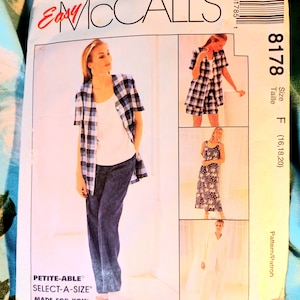 Puede incluir: Un patrón de costura para un conjunto de ropa para mujeres. El patrón incluye una camisa a cuadros, un par de pantalones vaqueros azules, una blusa blanca sin mangas, un vestido de estampado floral y una chaqueta blanca. El patrón es para las tallas 16, 18 y 20. El patrón se llama "Easy McCall's" y el número de patrón es 8178.