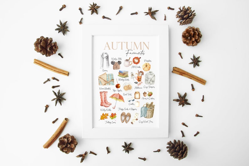 K&ouml;nnte beinhalten: Ein wei&szlig;er gerahmter Druck mit dem Titel "AUTUMN Favourites" und einer Aquarellillustration verschiedener Herbstmotive, darunter K&uuml;rbisse, Bl&auml;tter, Stiefel und eine gem&uuml;tliche Decke.
