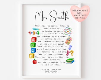 Könnte beinhalten: Ein gerahmter weißer Druck mit dem Text Mrs Smith, einem Dankesgedicht und bunten Illustrationen wie einem Stift, einer Mathegleichung, Alphabet-Blöcken, einem Atom, einem Farbkasten, Noten, einem roten Apfel und Büchern.