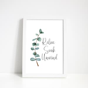 Puede incluir: Impresi&oacute;n art&iacute;stica enmarcada en blanco con una rama de eucalipto en acuarela y las palabras "Relax, Soak, Unwind" en escritura negra. La obra de arte tiene un dise&ntilde;o minimalista, ideal para la decoraci&oacute;n del ba&ntilde;o o del spa.