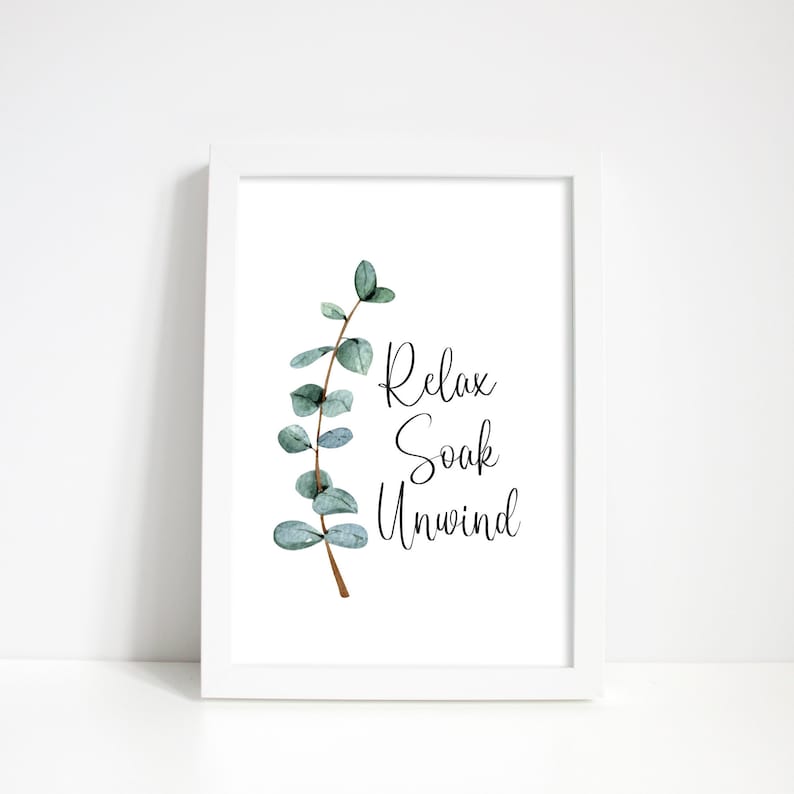 Puede incluir: Impresi&oacute;n art&iacute;stica enmarcada en blanco con una rama de eucalipto en acuarela y las palabras "Relax, Soak, Unwind" en escritura negra. La obra de arte tiene un dise&ntilde;o minimalista, ideal para la decoraci&oacute;n del ba&ntilde;o o del spa.