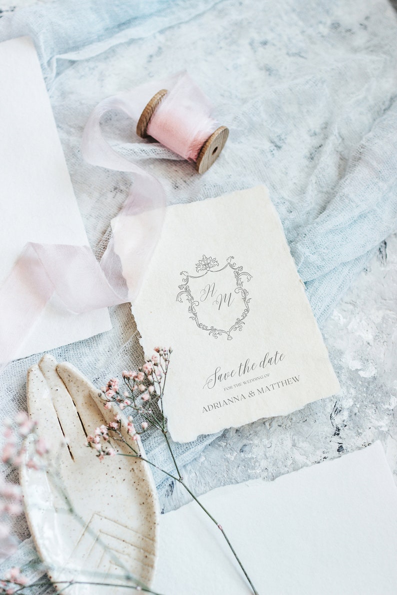 K&ouml;nnte beinhalten: Save-the-Date-Karte mit einem zarten floralen Design und dem Text "Save the date for the wedding of Adrianna & Matthew".