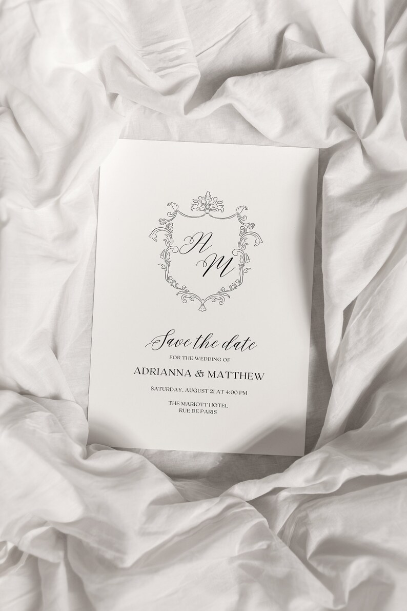 K&ouml;nnte beinhalten: Save-the-Date-Karte mit einem dekorativen Monogramm f&uuml;r Adrianna & Matthew. Die Hochzeit findet am Samstag, den 21. August um 16:00 Uhr im Marriott Hotel, Rue de Paris, statt.