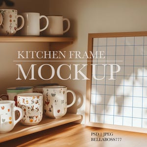 Puede incluir: Una maqueta de marco de madera con fondo blanco y un patrón de cuadrícula. El marco está sentado en un estante de madera con una colección de tazas delante de él. Las tazas son blancas con varios diseños y están dispuestas en una fila. El texto "KITCHEN FRAME MOCKUP" está escrito en letras blancas sobre un fondo marrón.