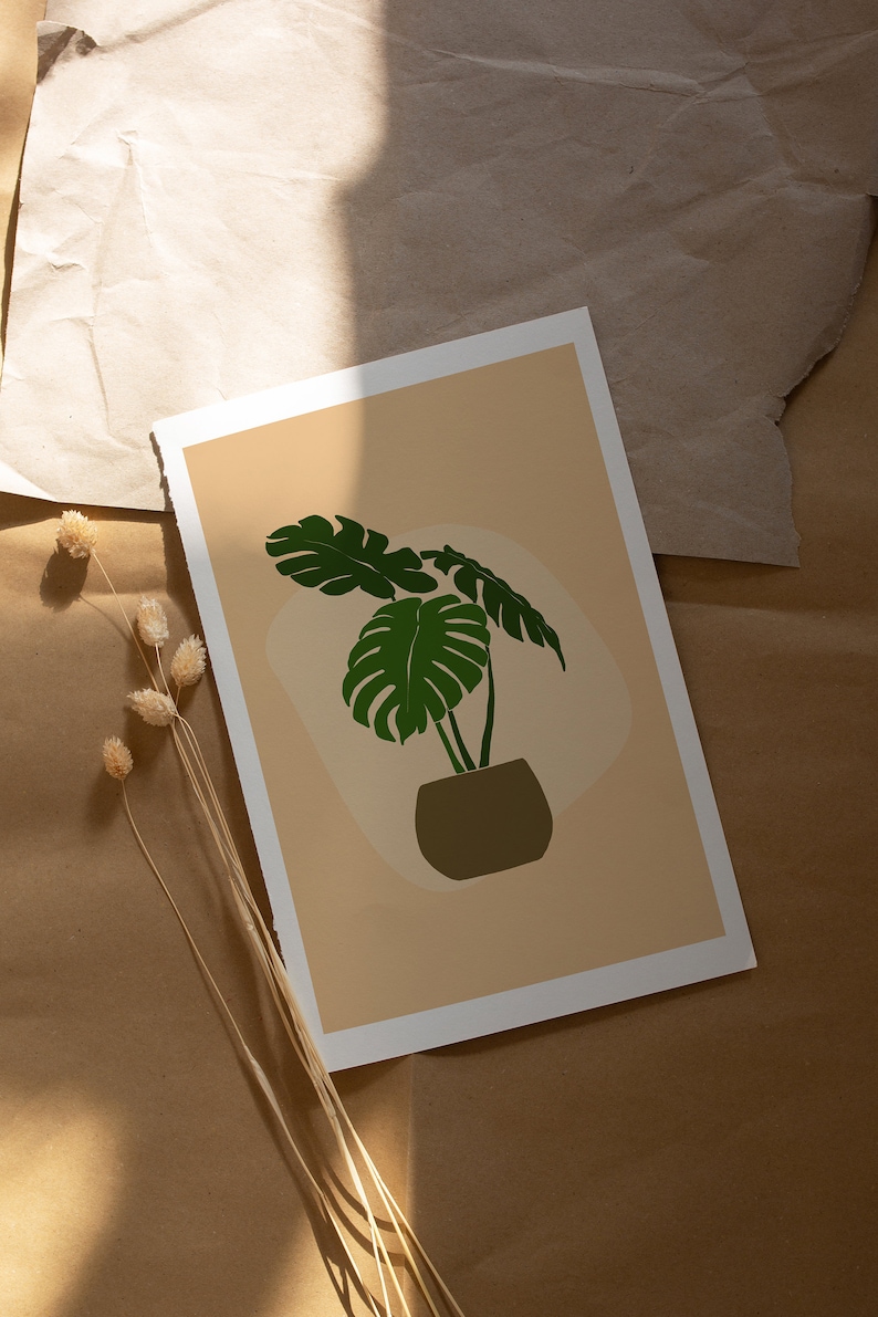 Peut inclure: Une impression d'une plante de monstera verte dans un pot brun sur un fond brun clair.