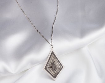 Stainless steel Rhombus necklace - Dainty geometric jewelry with 3d design and special shining effect - Hypoallergenic pendant for woman