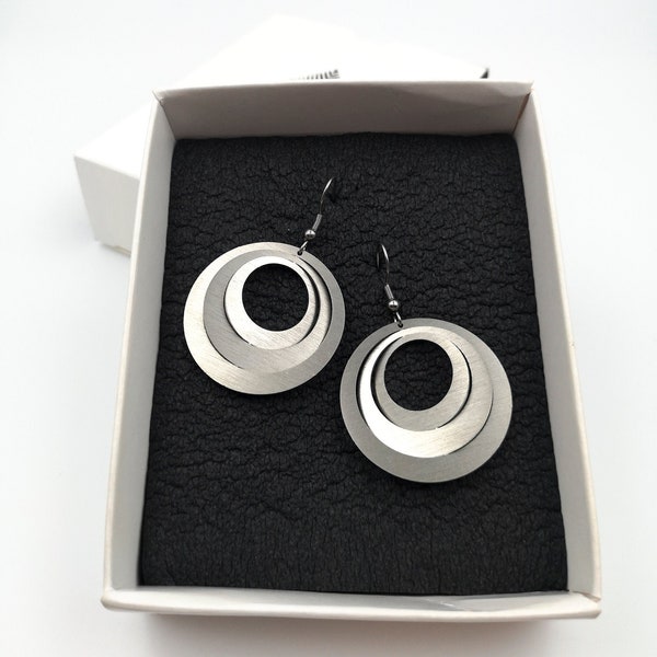 Elegante Kreise Ohrringe aus Edelstahl, minimalistische glänzende 3D-Schmuck, hypoallergene zierliche Ohrringe, Kreise Creolen für sie