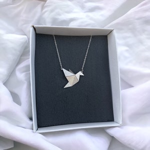 Collar Origami Bird • Joyería minimalista geométrica de acero inoxidable con diseño 3D y efecto brillante especial • Joyería origami resistente al agua
