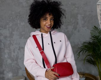 Bolso pequeño de piel roja tipo bandolera con forma de plátano - Regalo para el Día de la Madre