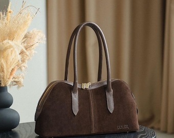 Ciemnobrązowa torebka zamszowa z uchwytem ze skóry teksturowanej Torebka typu bagietka zamszowa Brązowa torebka zamszowa na jesień Ciemnobrązowa torebka zamszowa Torba na ramię
