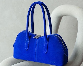 Niebieska torebka wykonana z naturalnego zamszu Granatowa torebka Torebka typu bagietka Torebka designerska Torebka typu baryłka Czerwona torebka zamszowa na ramię Brązowa torebka zamszowa