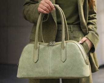 Zamszowa torebka w kolorze oliwkowo-zielonym Torebka na ramię ze skórzanymi uchwytami Torebka typu bagietka
