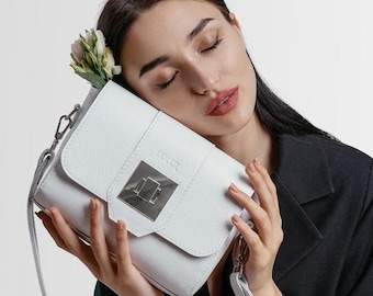 Bolso bandolera de piel blanca, herrajes plateados, elegante bolso de hombro