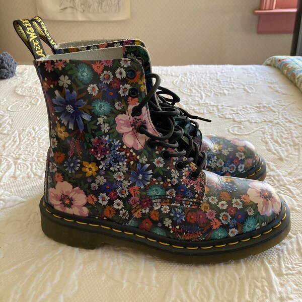 Like-new Dr. Martens 1460 Pascal Floral Leather Boots (US size 7)